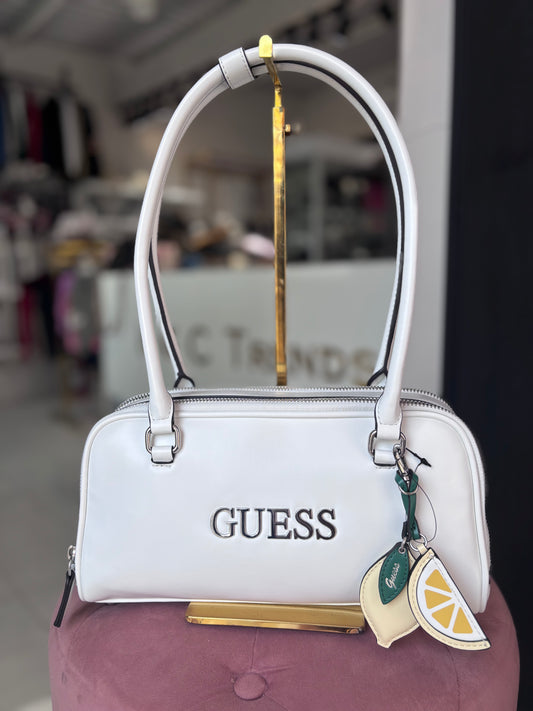 Hobo Guess blanca con llavero de limón