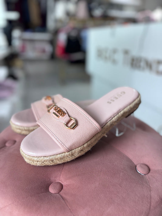 Sandalias Guess rosa con placa