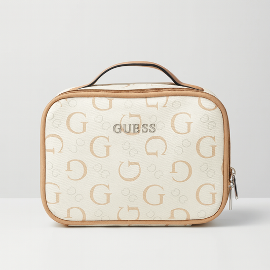 Cosmetiquera Guess crema, monogram camel y placa plateada