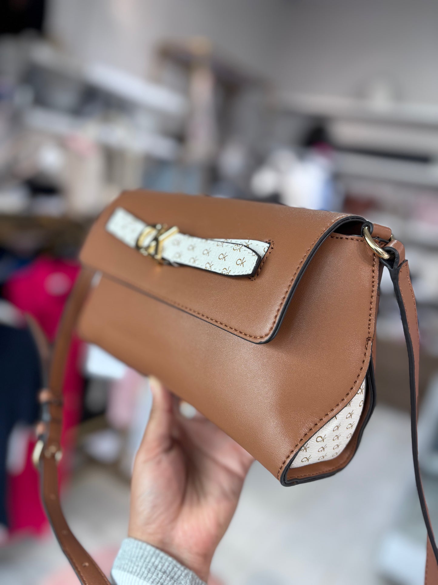 Crossbody Calvin K camel placa dorada