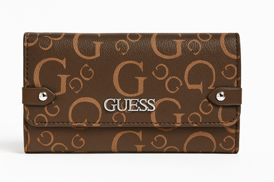 Cartera Guess chocolate con monogram camel y placa