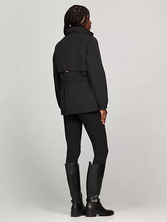 Rompevientos Tommy H negro con ajuste en la cintura