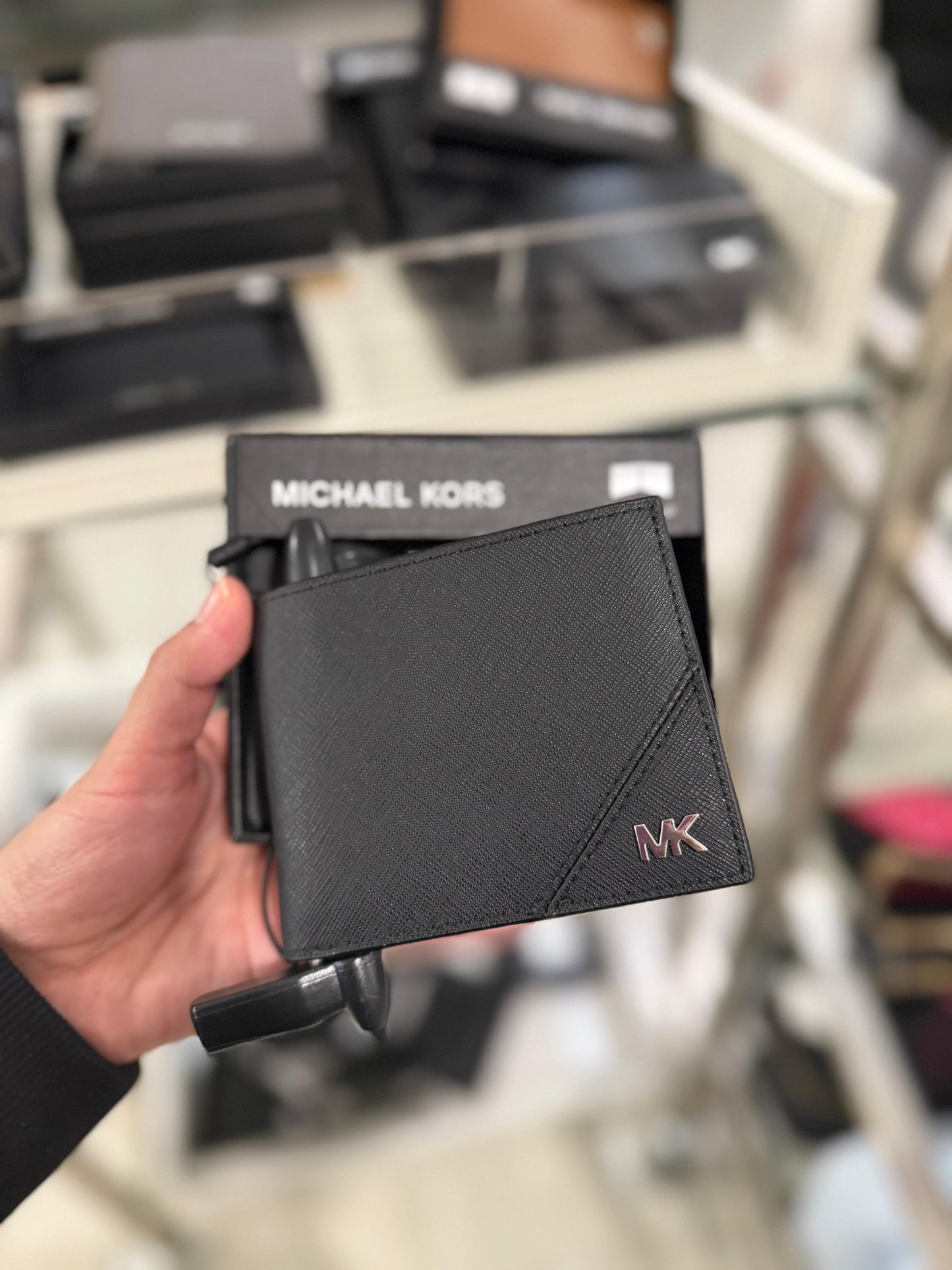 Cartera Michael k negra con textura, placa plateada para caballero