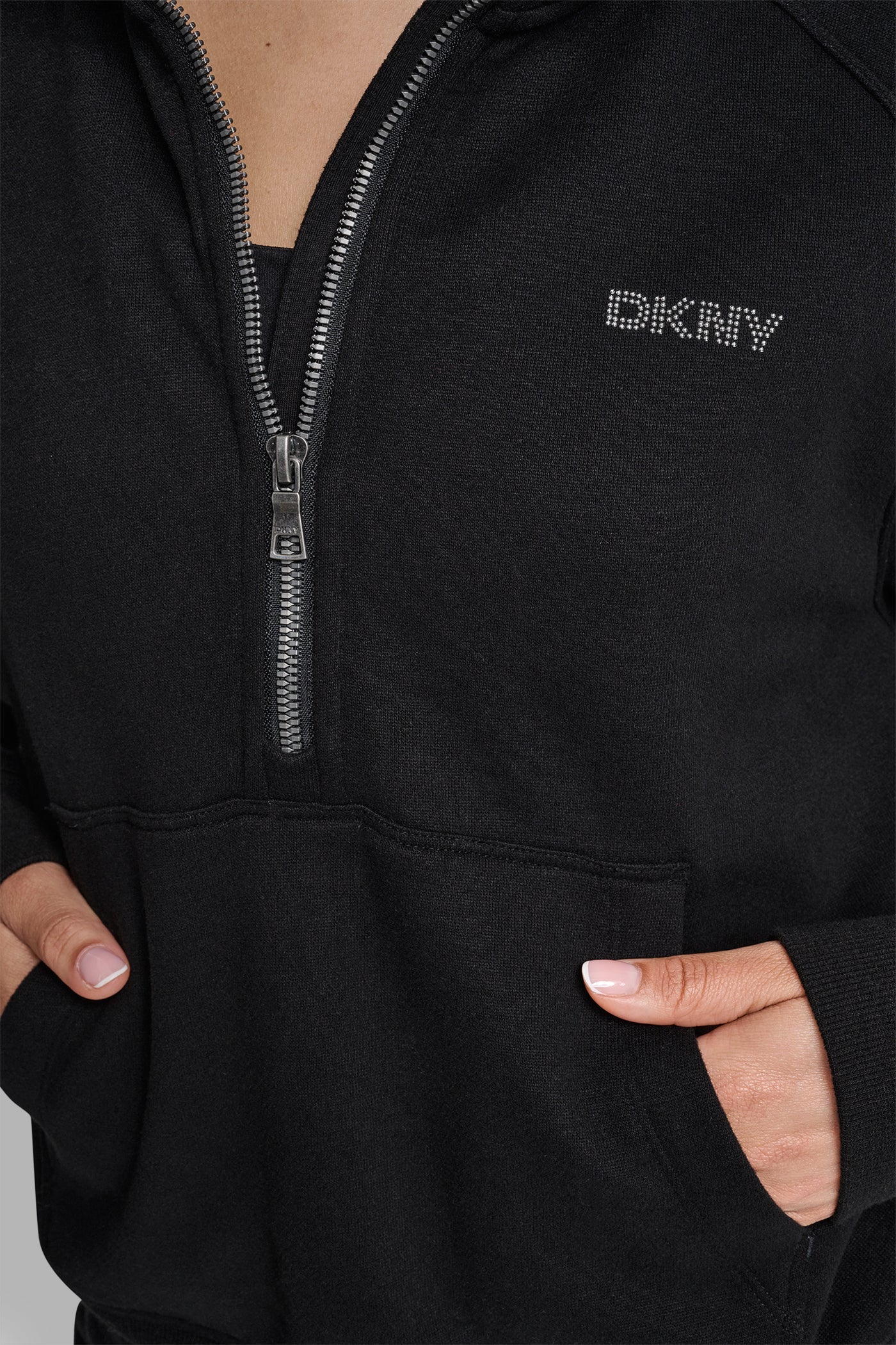 Sudadera DKNY negra, medio cierre letras de brillos