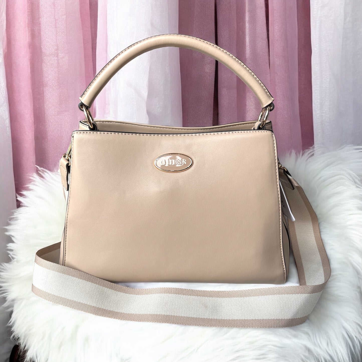 Tote Guess nude con herrajes dorados