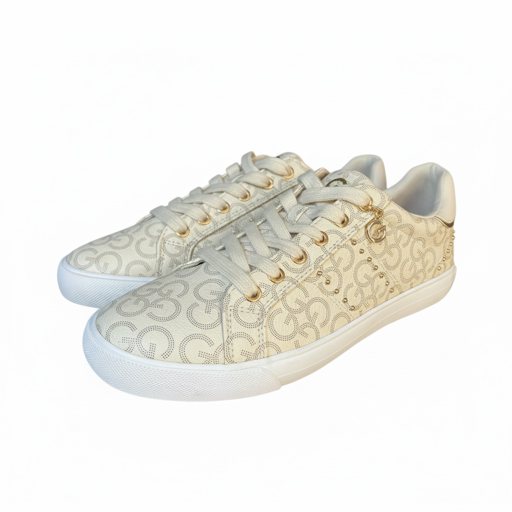 Tenis Guess beige con dije y monogram