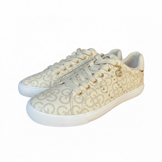 Tenis Guess beige con dije y monogram