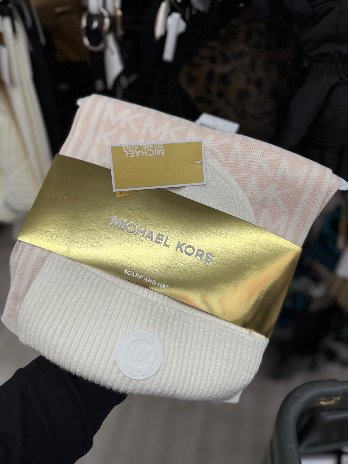 Set Gorro y Bufanda Michael k, gorro crema, bufanda rosa con monogram crema y placa de goma