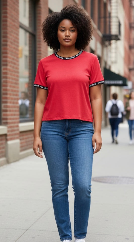 Playera Guess roja con detalles negros en cuello y brazos