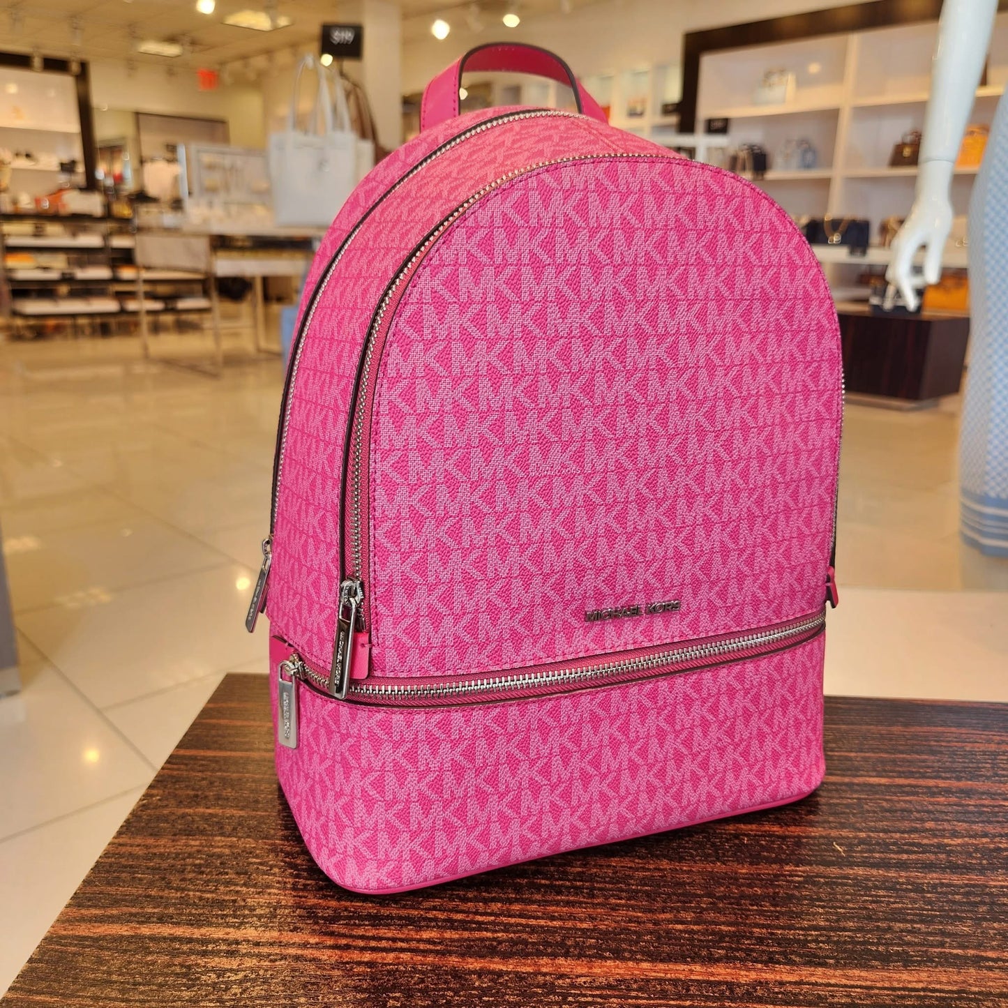 Backpack Michael K fucsia con herrajes plateados