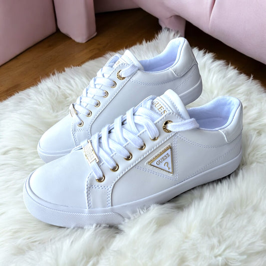 Tenis Guess blancos con detalles dorados y placa blanca