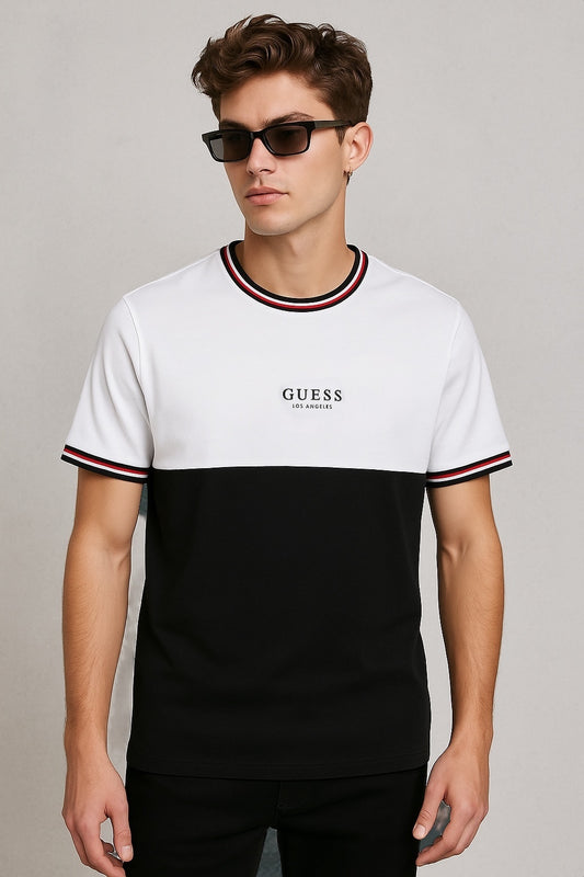 Playera Guess blanca/negro, letras negras, cuello y mangas rojo, blanco y negro, caballero