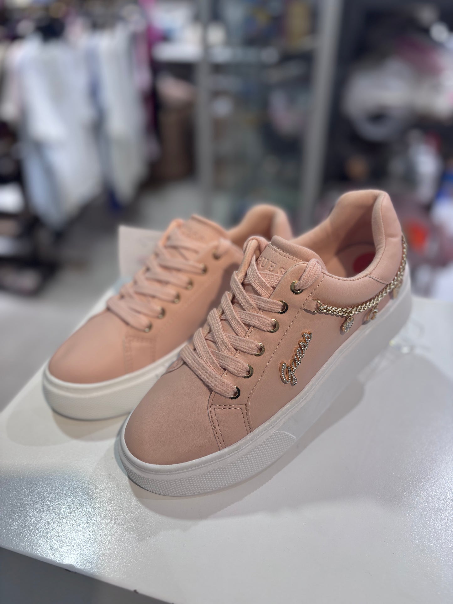 Tenis Guess palo de rosa con cadena dorada y dijes