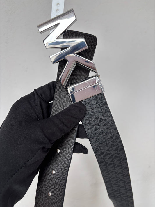 Cinturón Michael k negra con monogram y placa