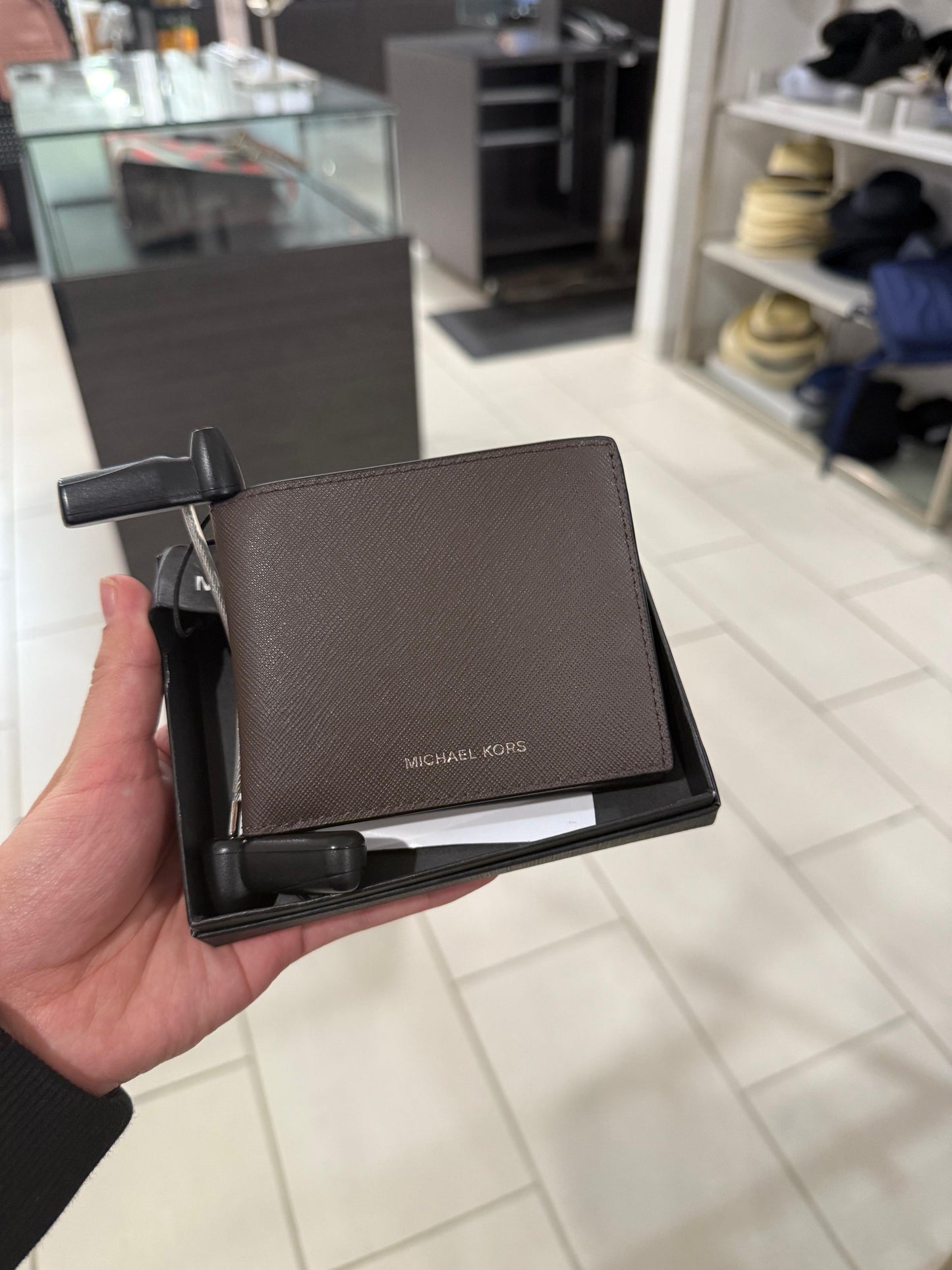 Cartera Michael k chocolate con textura y letras plateadas para caballero