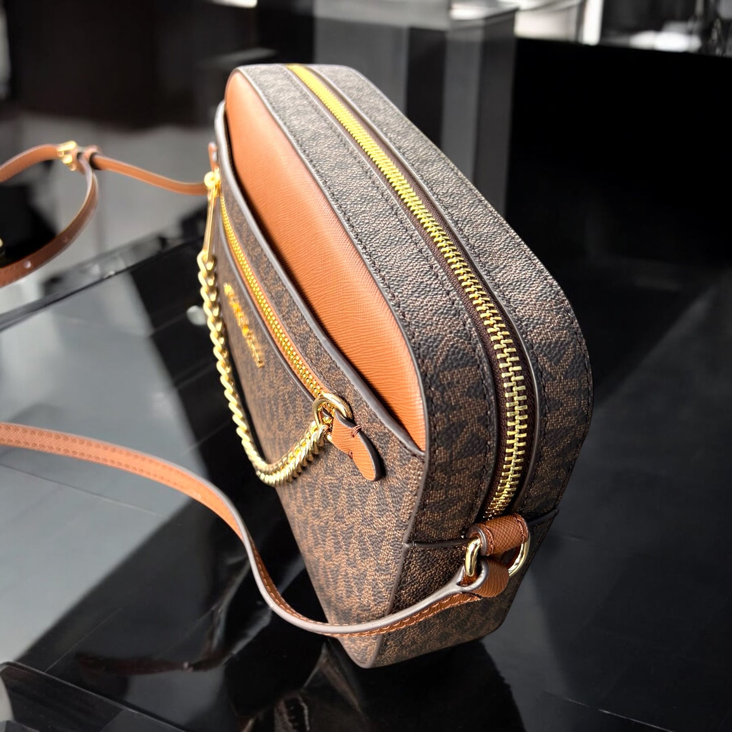 Crossbody Michael k café y dorado con Cadena
