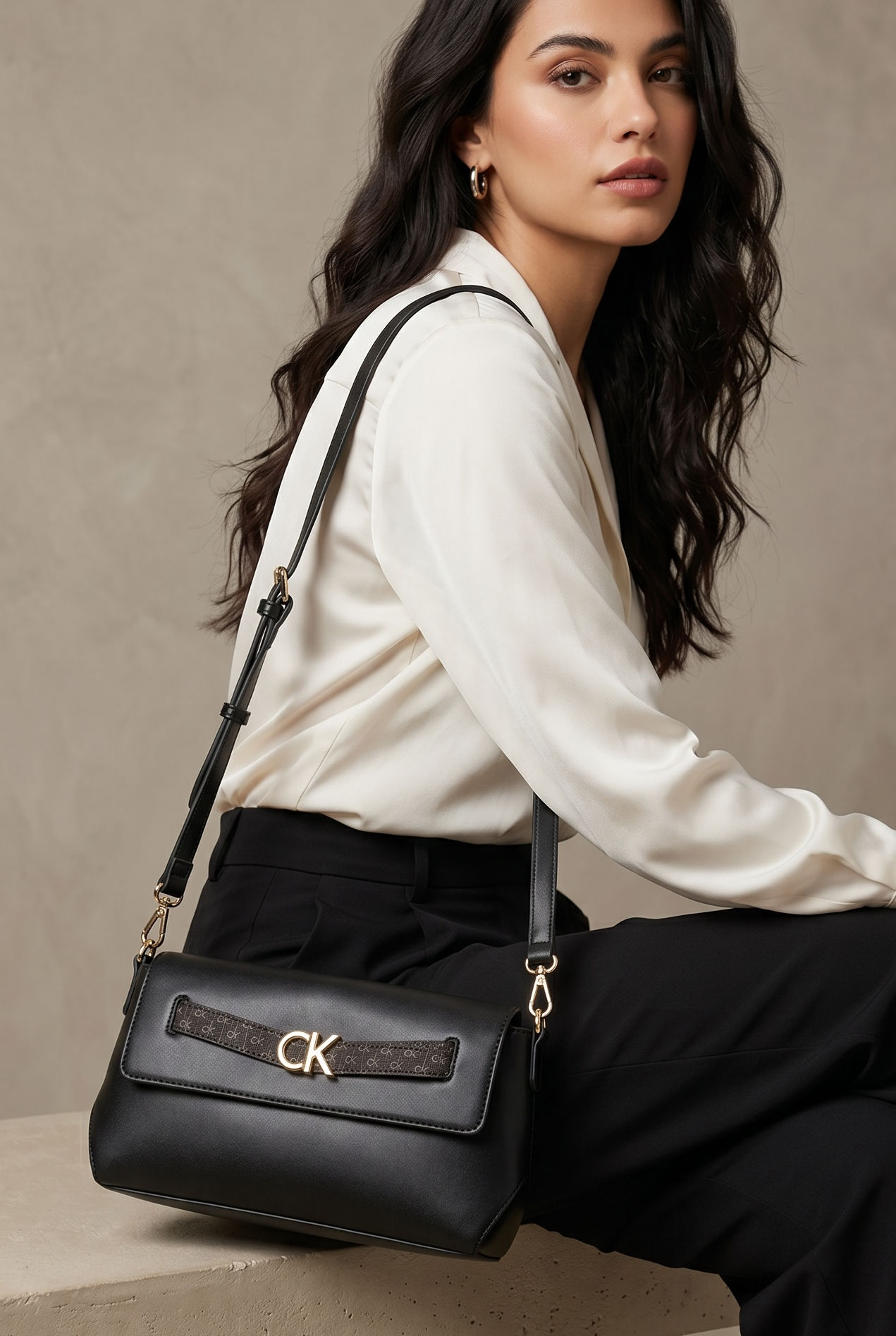 Crossbody Calvin k black negra con monogram detalles dorados