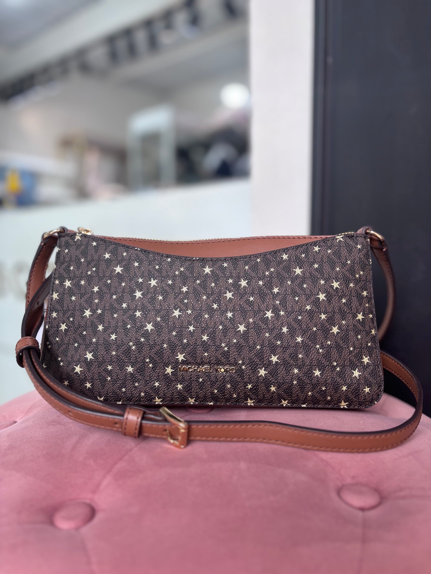 Crossbody Michael Kors café con estrellas