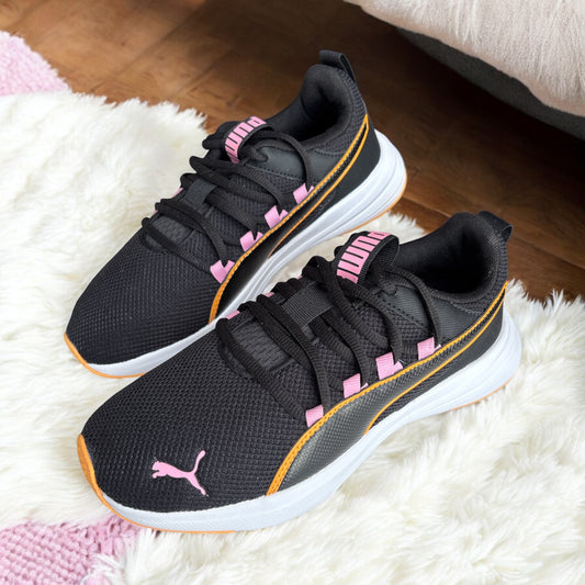 Tenis Puma negros con detalles rosa y anaranjado