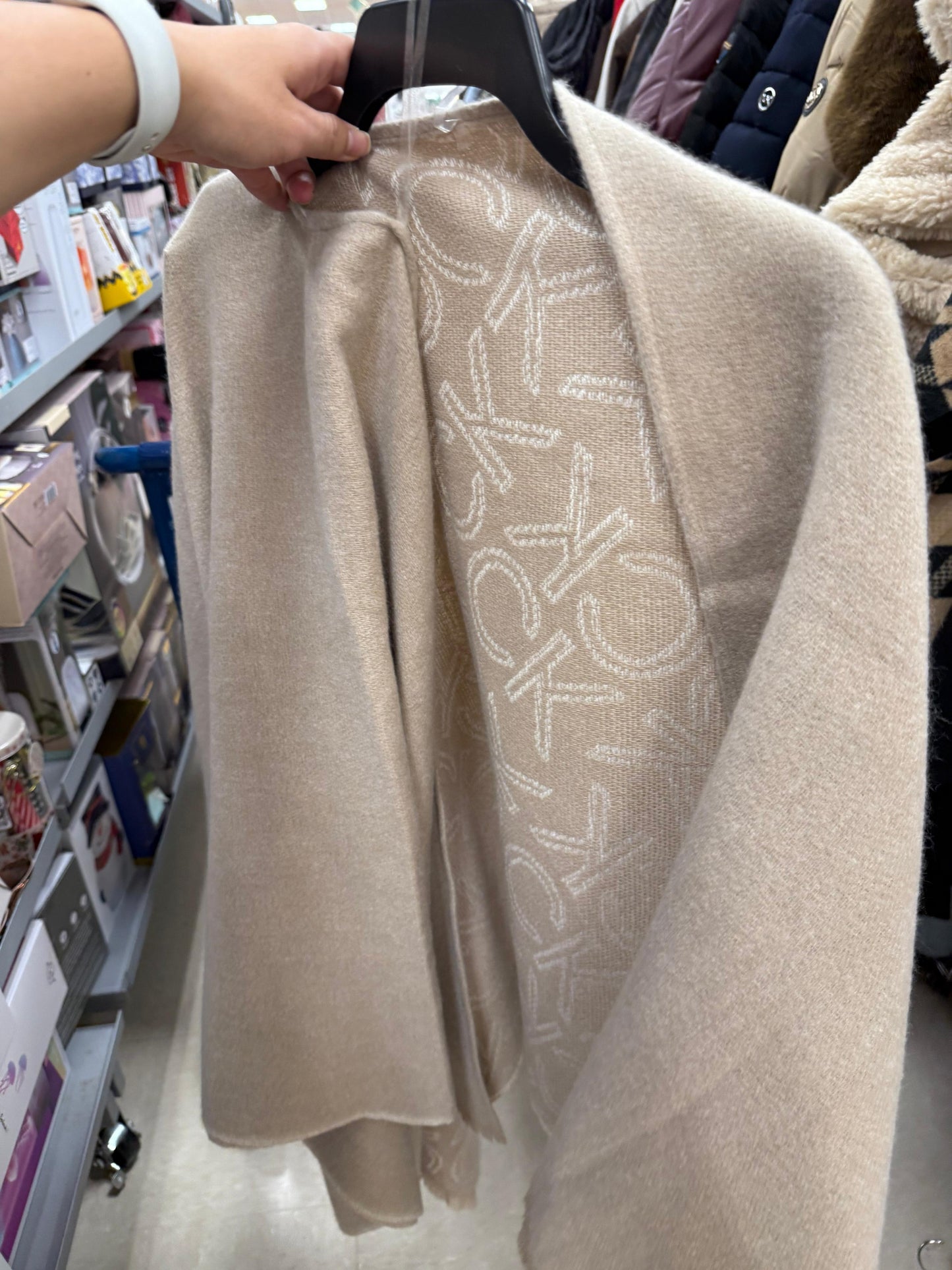 Poncho Calvin k beige con monogram blanco