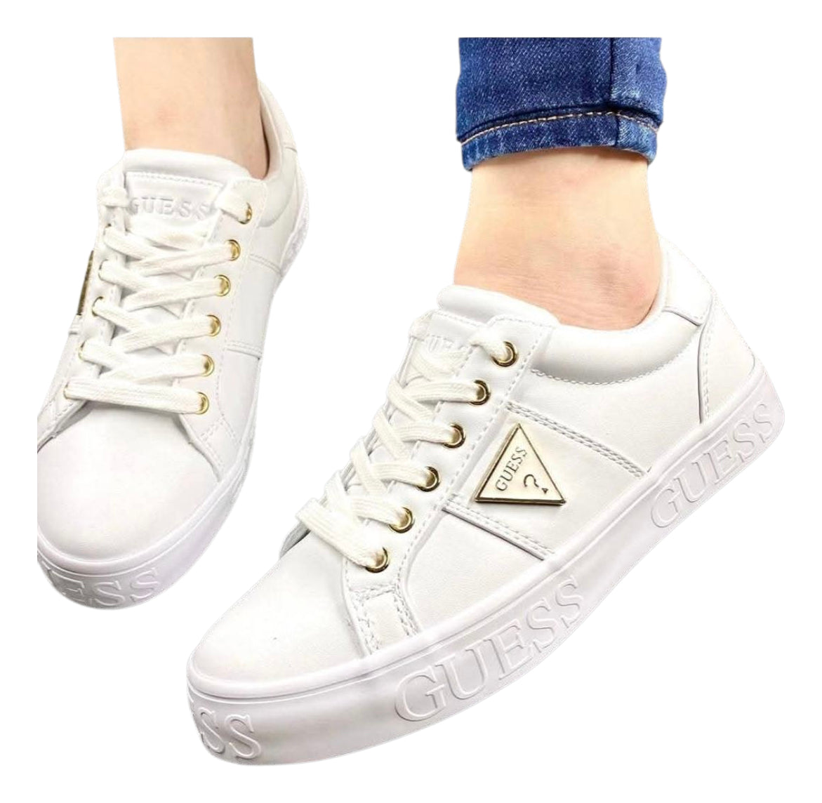Tenis Guess blancos con suela grabada, placa blanca con dorado