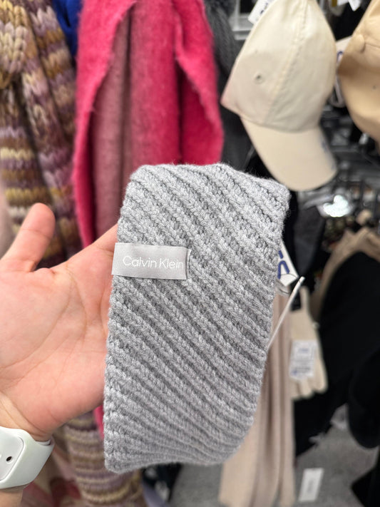 Diadema Calvin k gris bordada