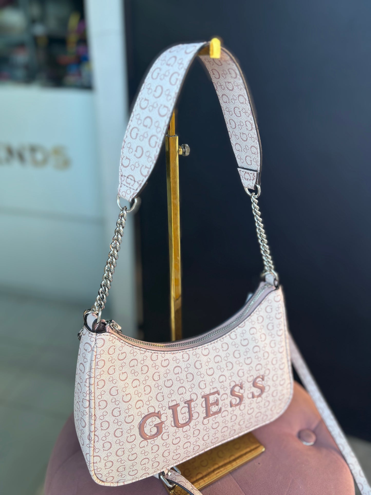 Crossbody/Hobo Guess con letras de goma