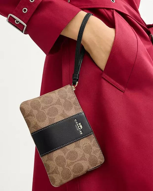 Muñequera Coach camel/negro, monogram y strap negro