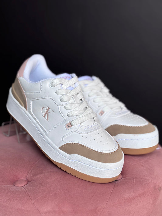 Tenis Calvin K blancos con detalles nude