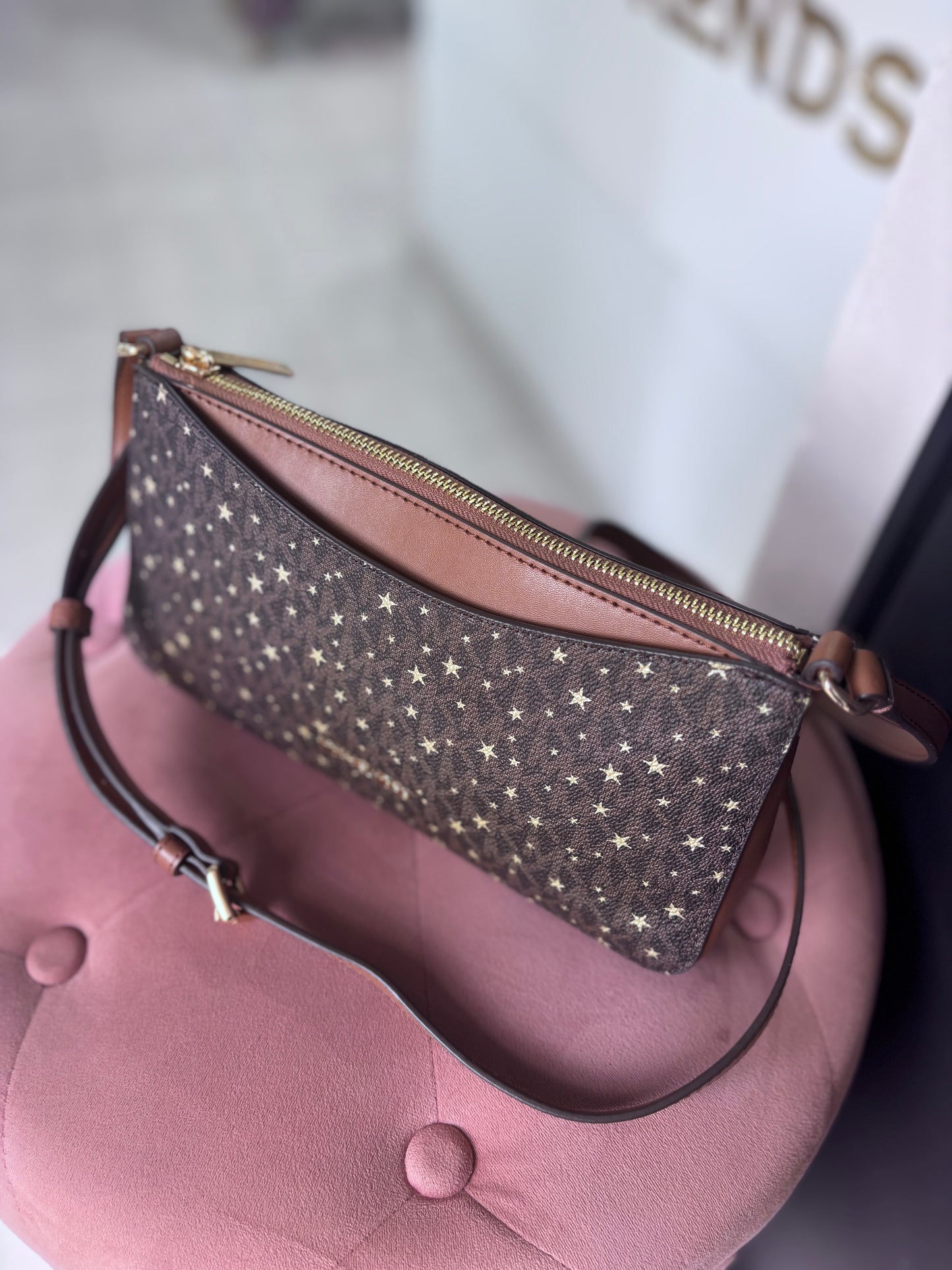 Crossbody Michael Kors café con estrellas