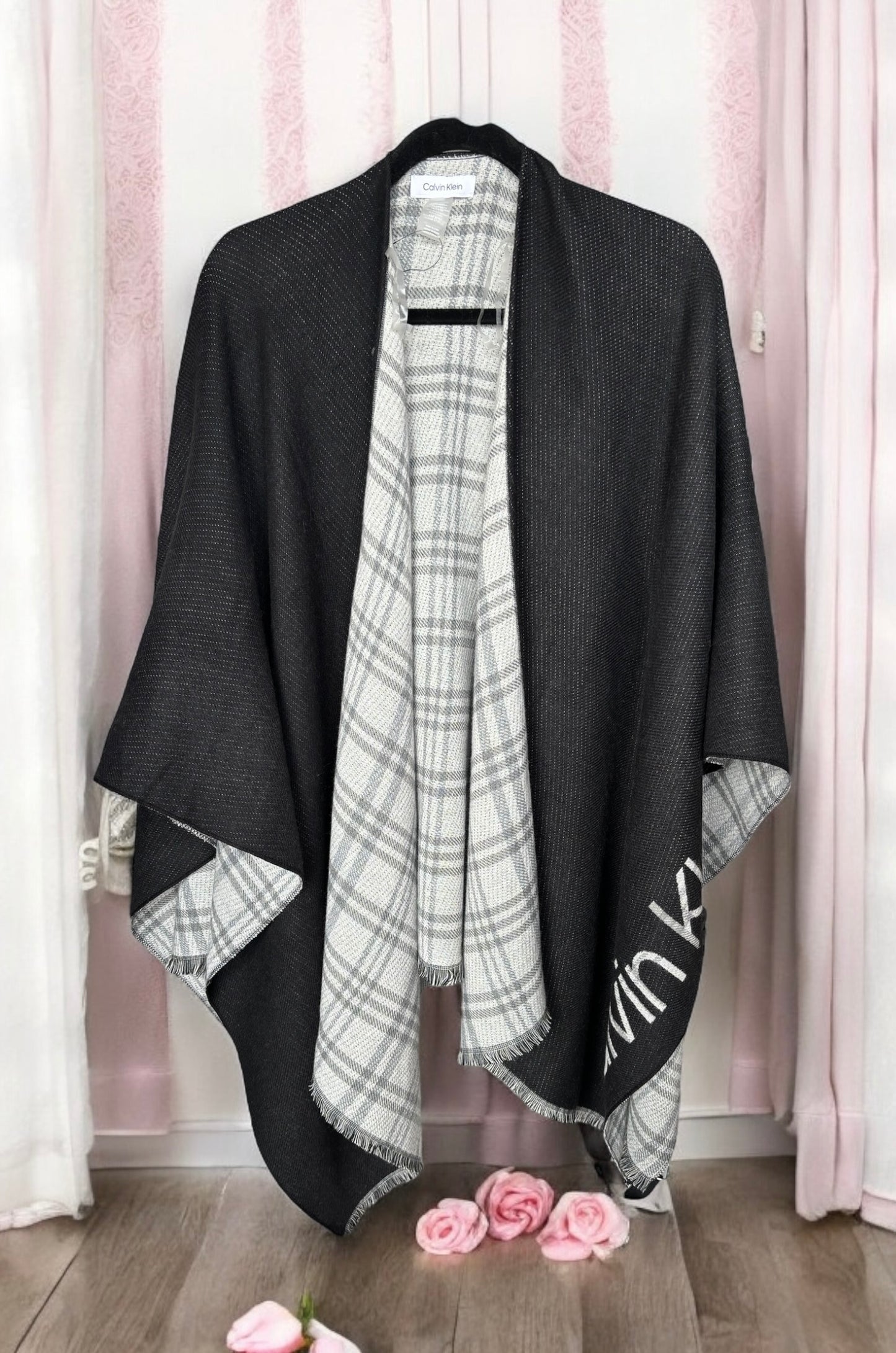 Poncho Calvin K gris/negro y letras blancas
