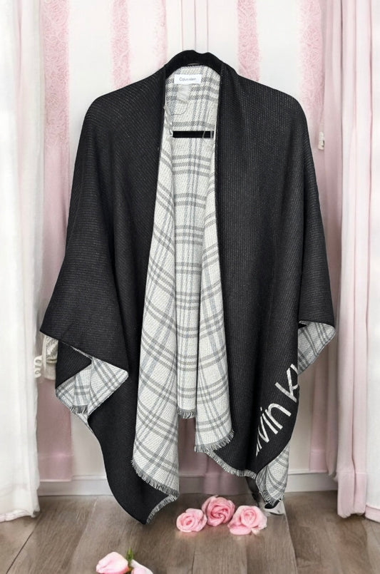 Poncho Calvin K gris/negro y letras blancas