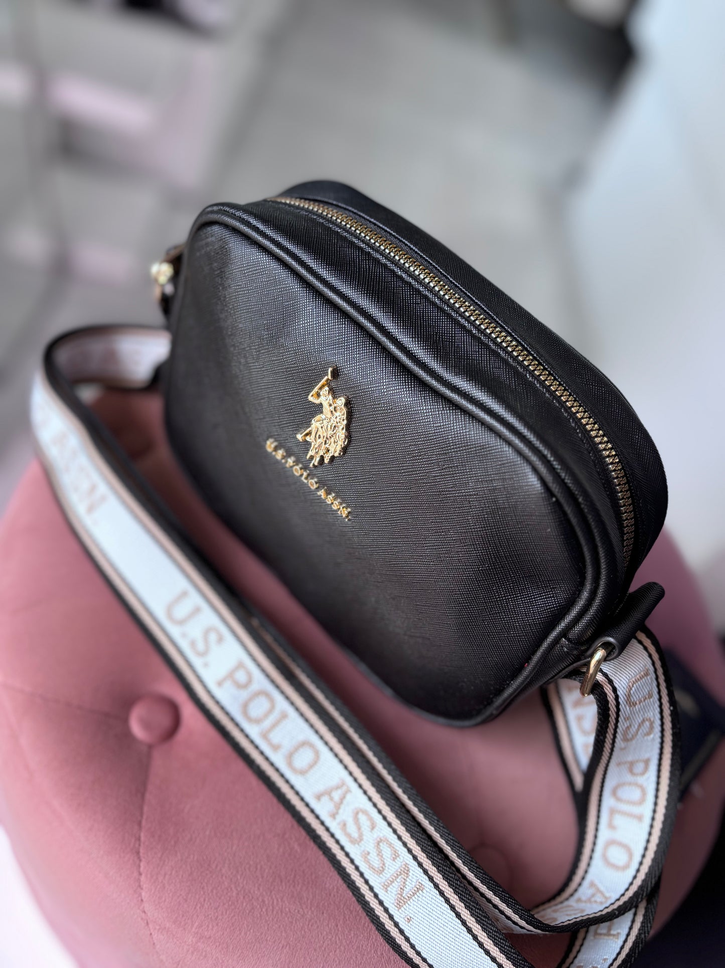 Crossbody Polo Ralph L negra con placa dorada
