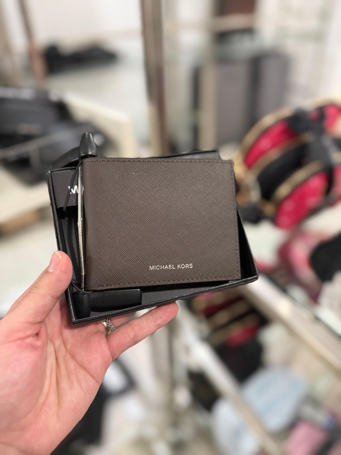 Cartera Michael k chocolate con textura y letras plateadas para caballero