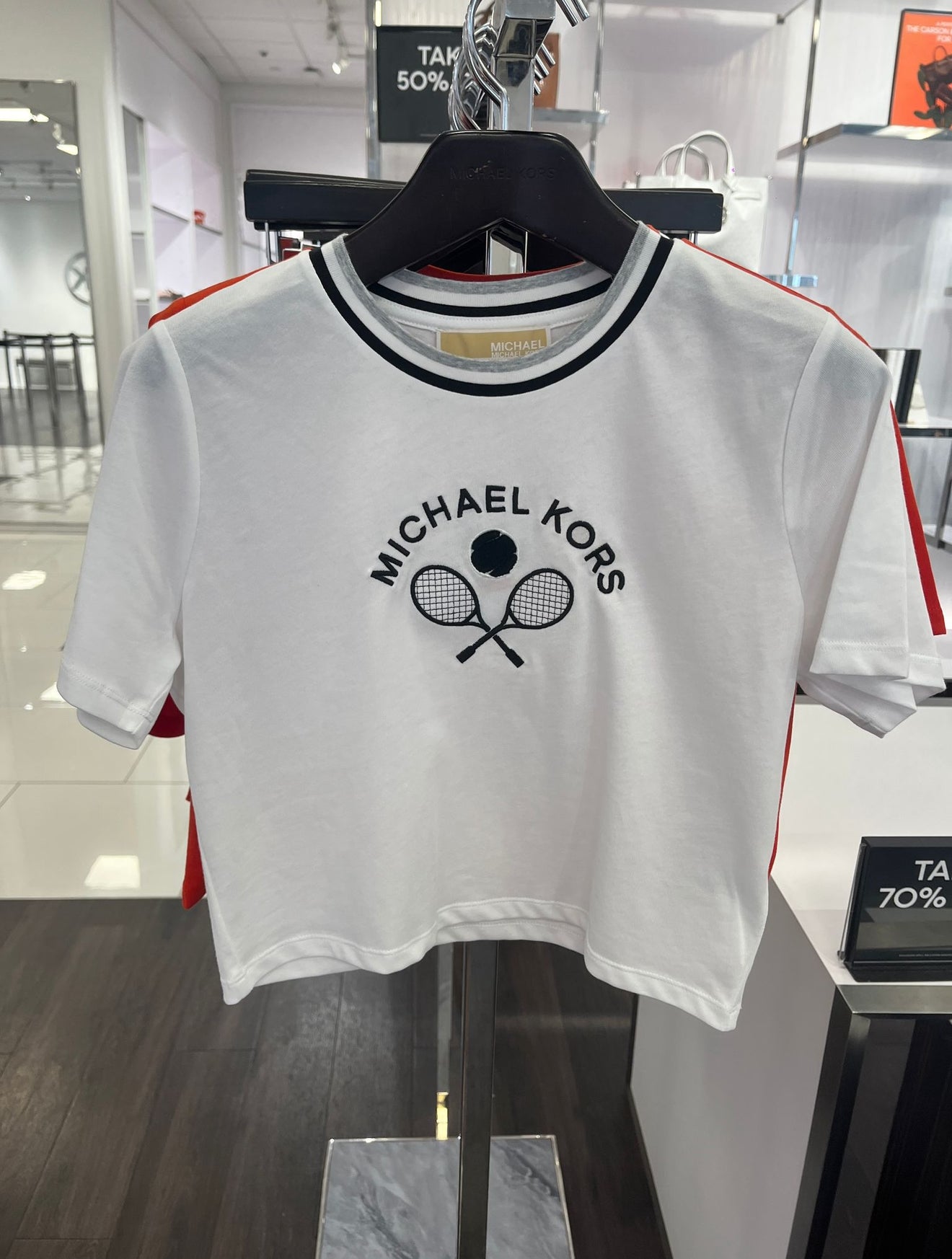 Top Michael k blanco, letras y raquetas bordadas, placa en cuello
