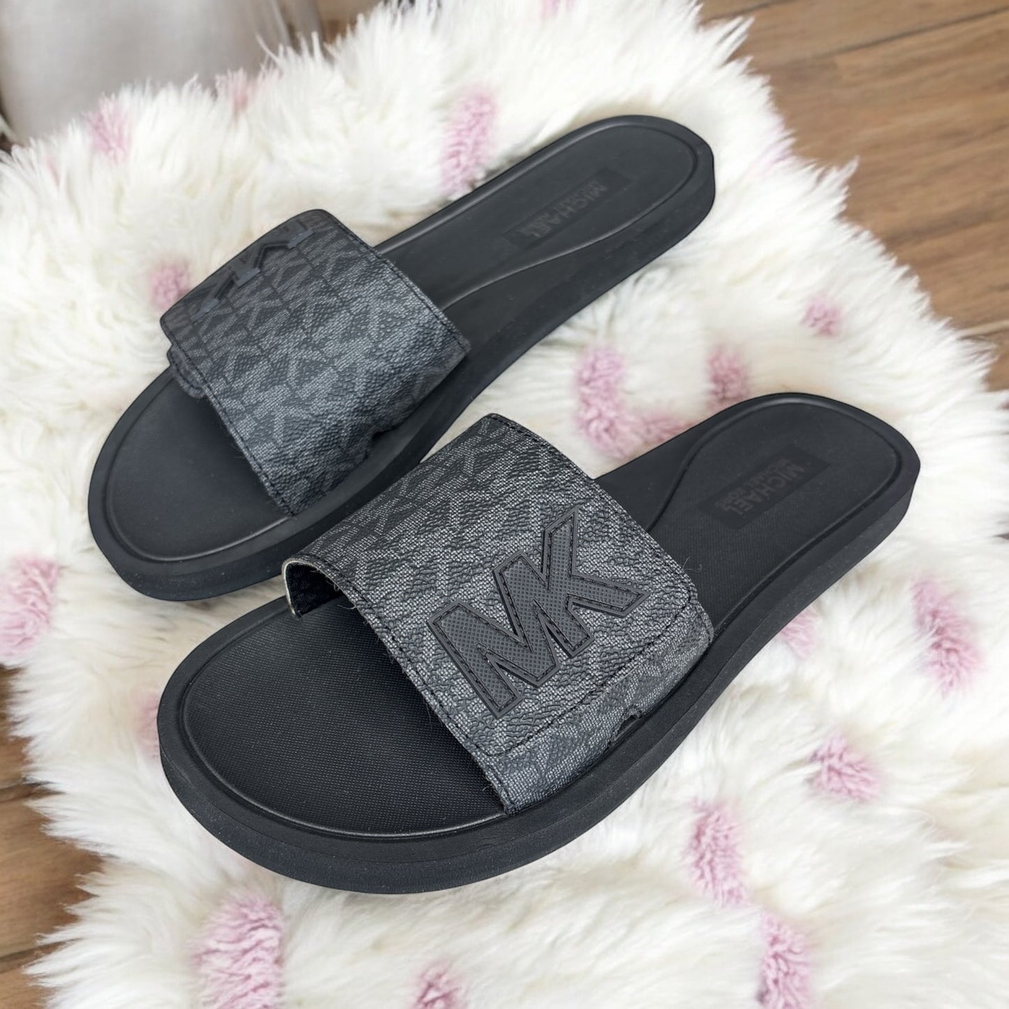 Sandalias Michael K negro con monogram y placa de goma MK