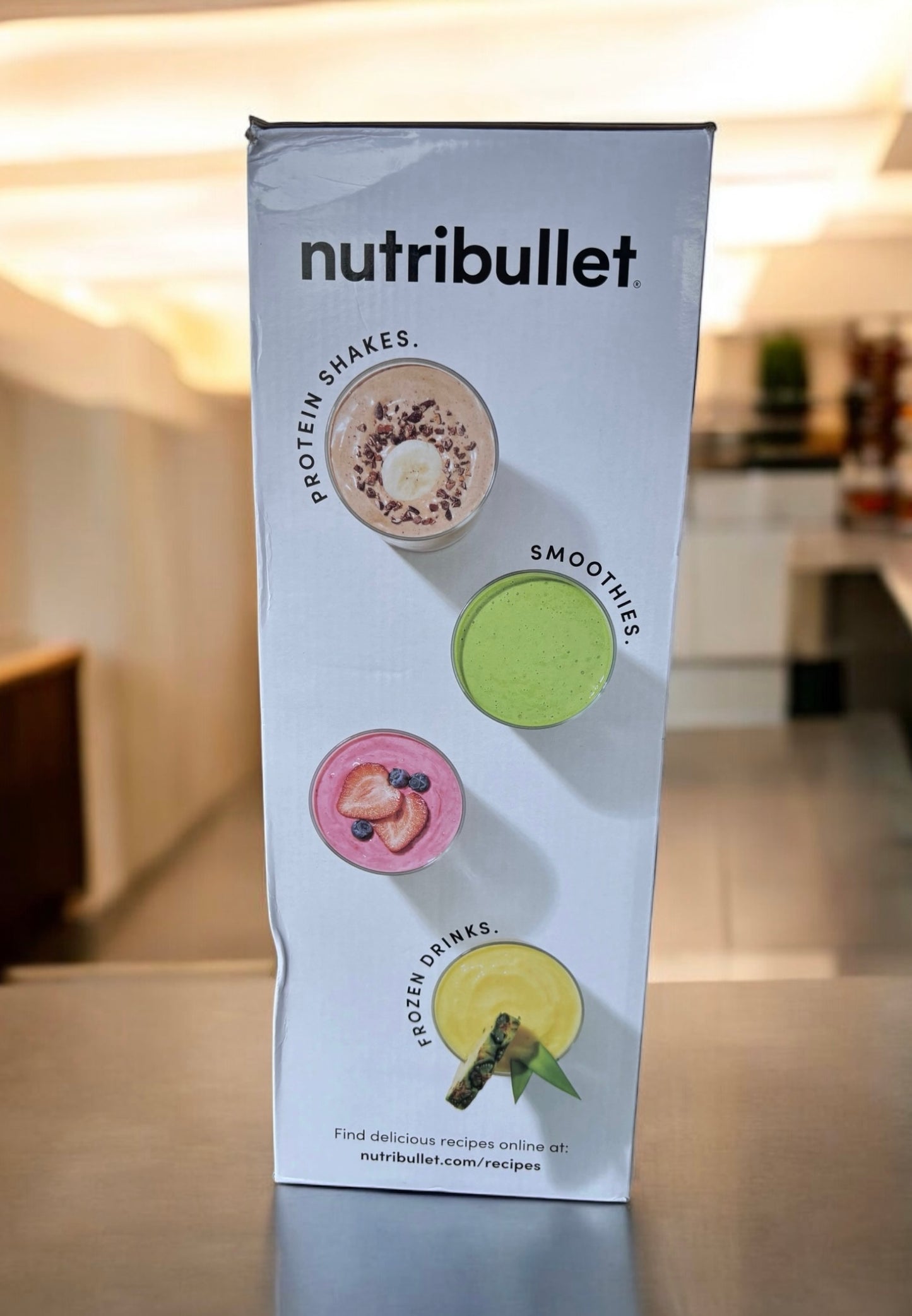 Nutribullet blanca con letras doradas
