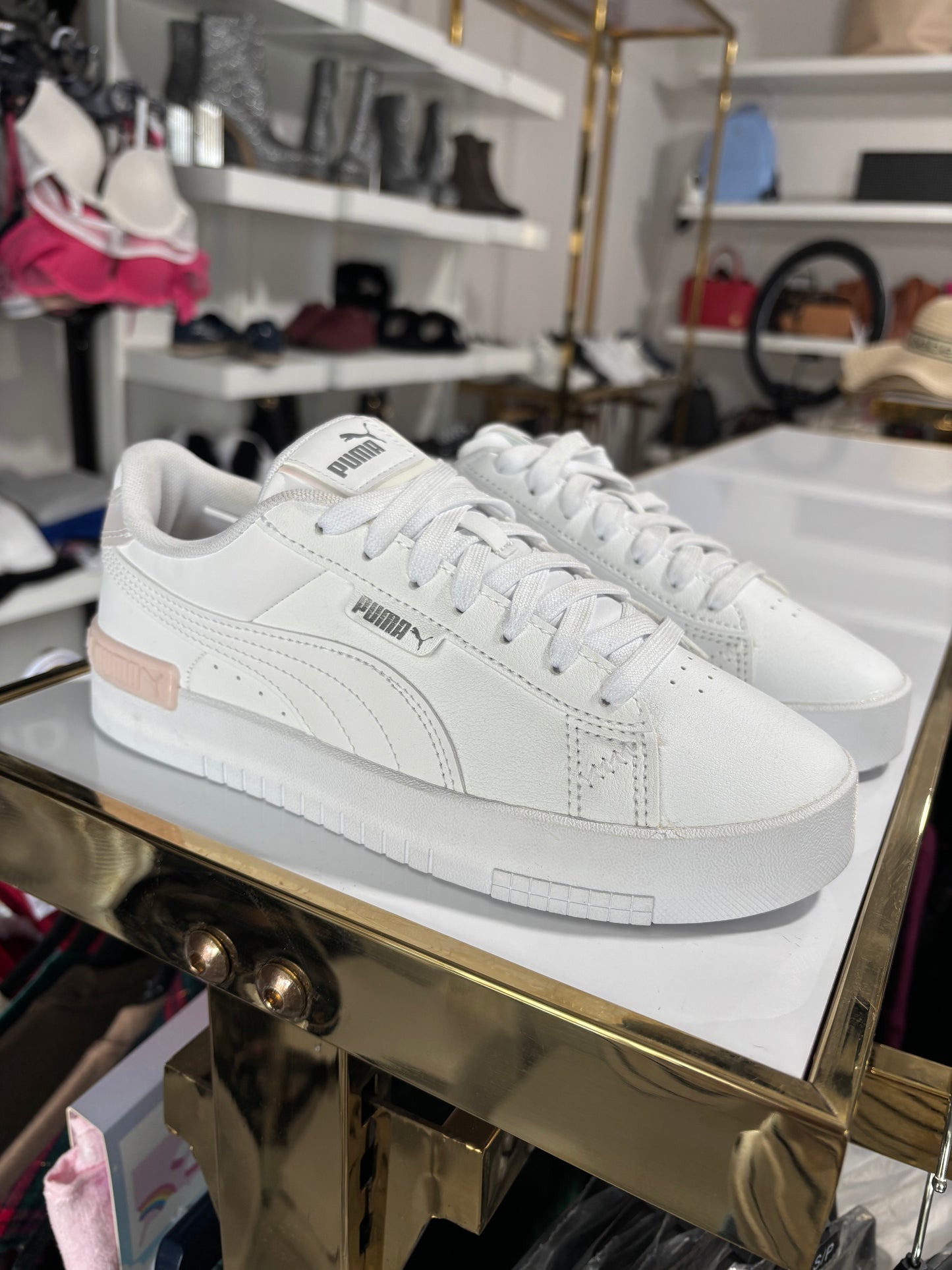 Tenis Puma blancos con detalles tornasol y rosa