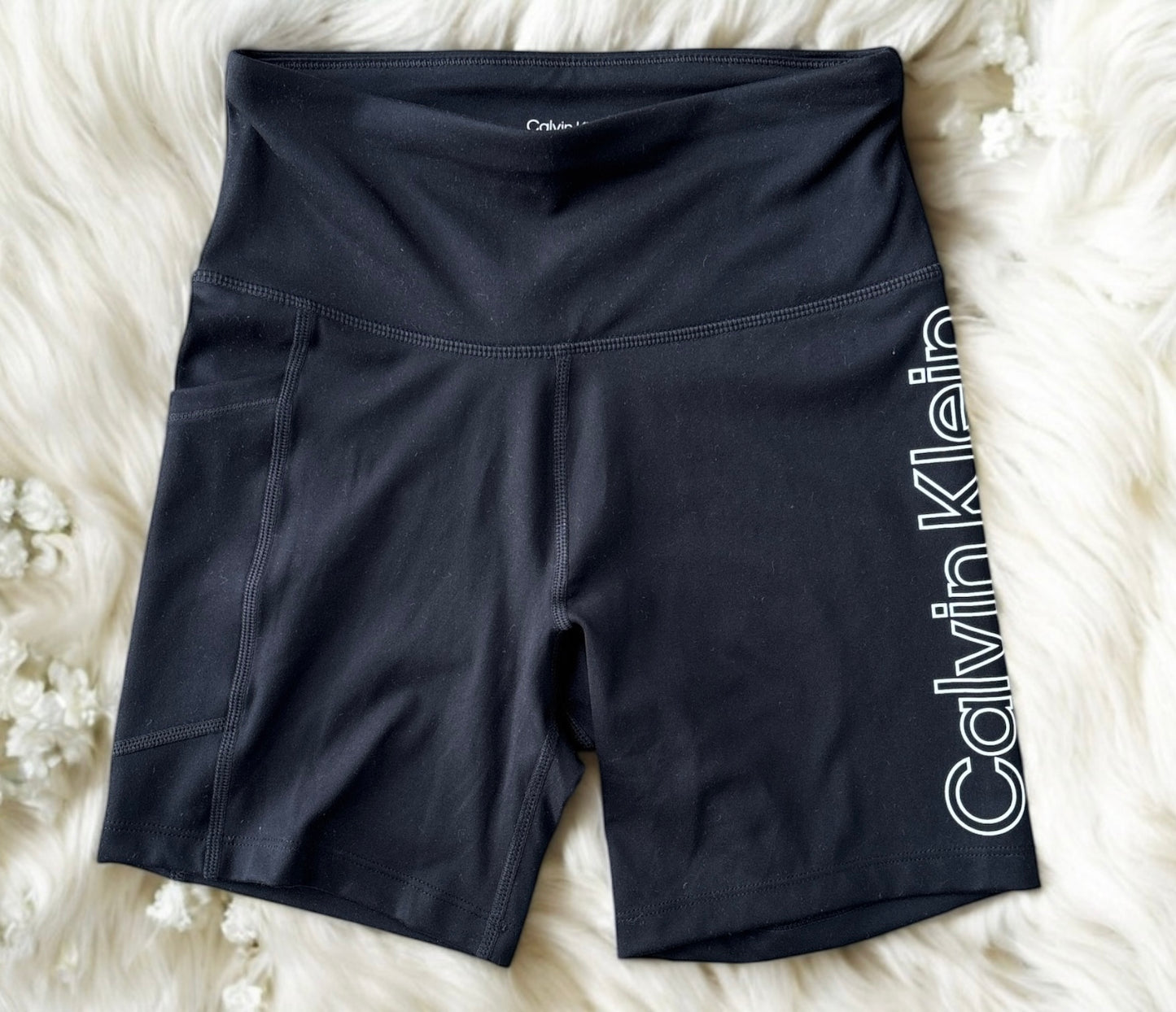 Short Calvin K negra con letras blancas