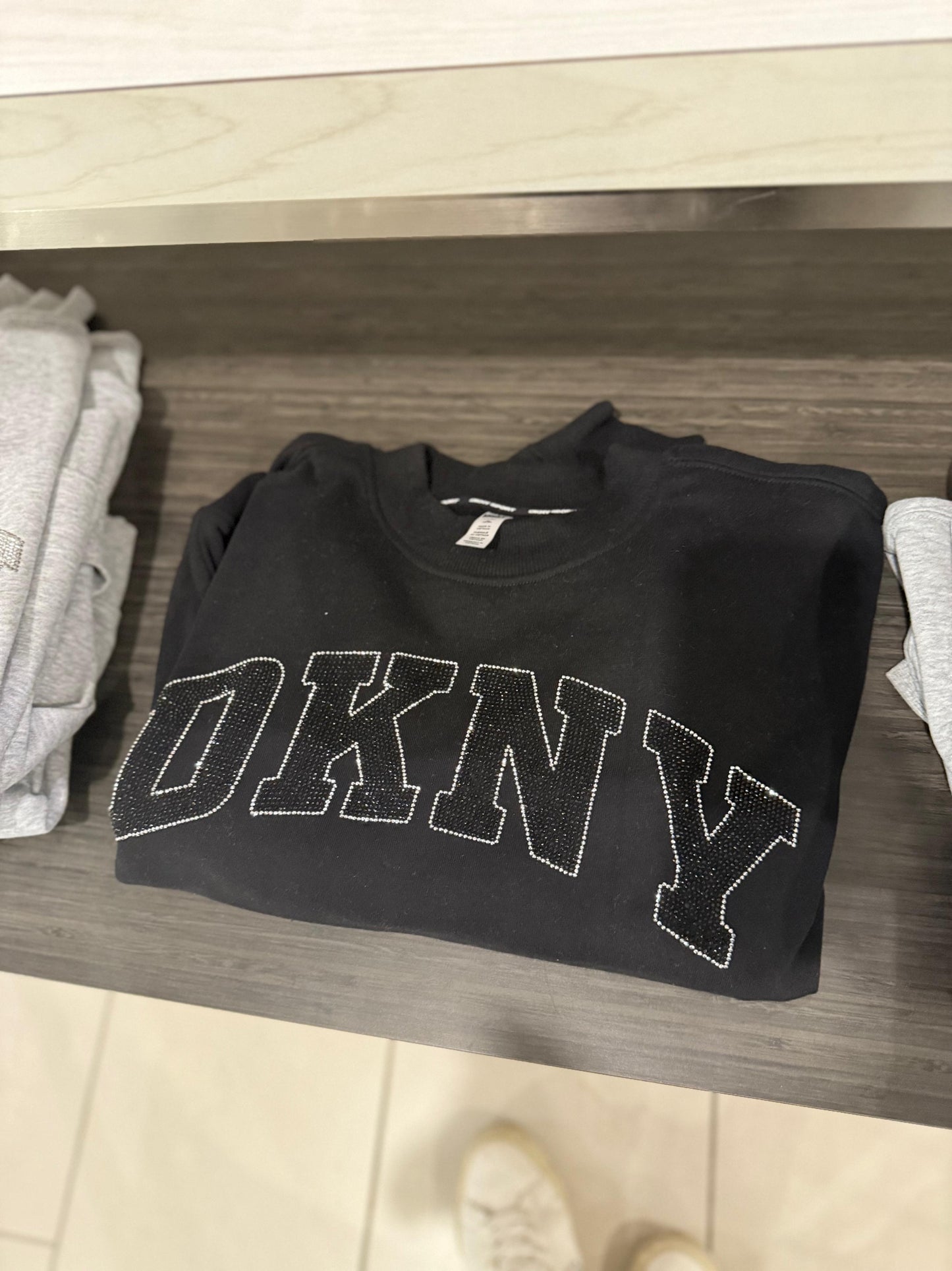 Sudadera DKNY negra, letras con piedritas