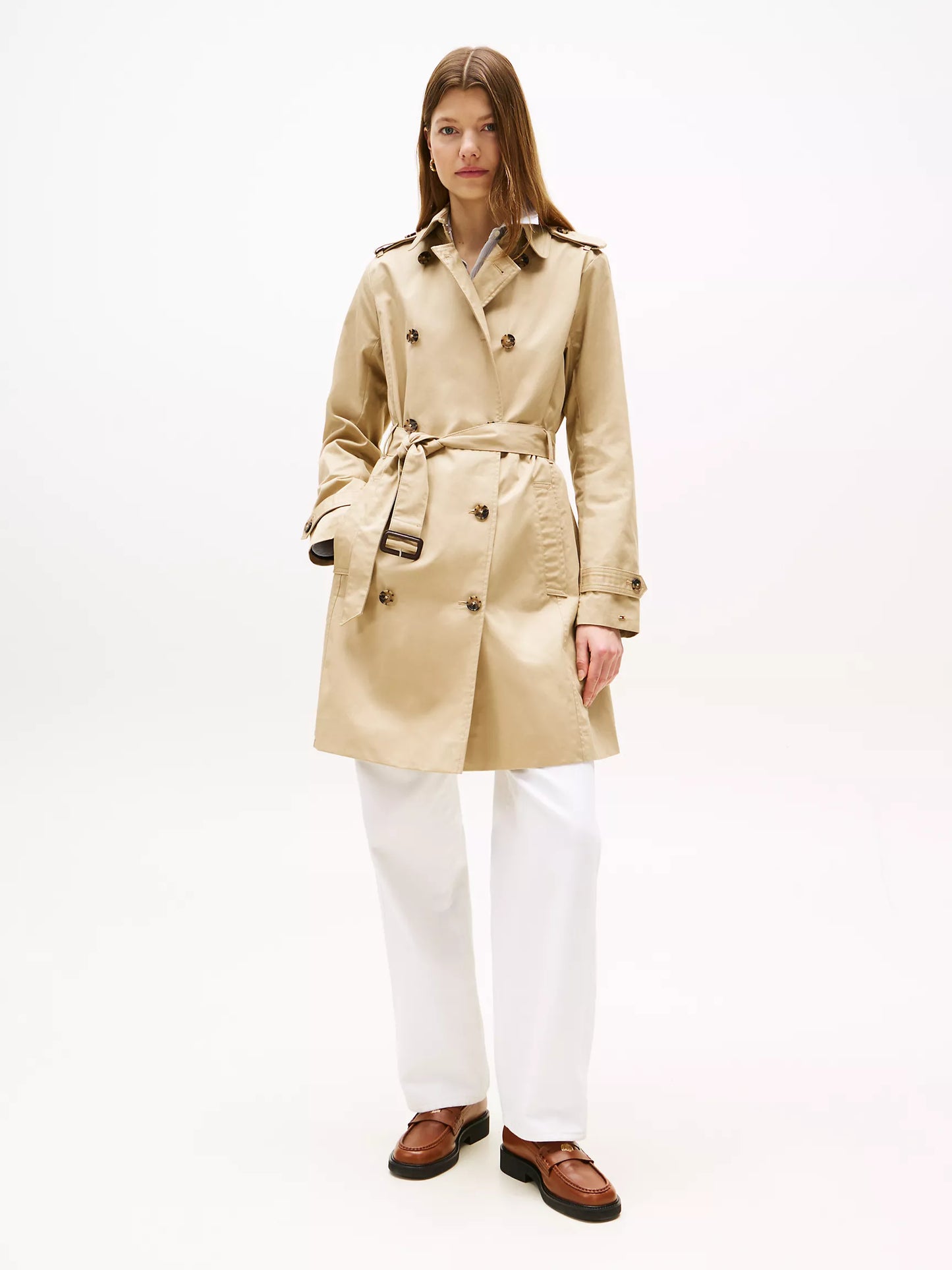Gabardina Tommy H arena, cinturón ajustable, botones animal print y broche en cuello