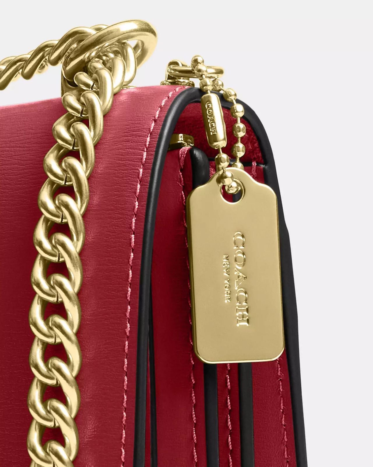 Crossbody Couch True roja, placa y strap de cadena dorada