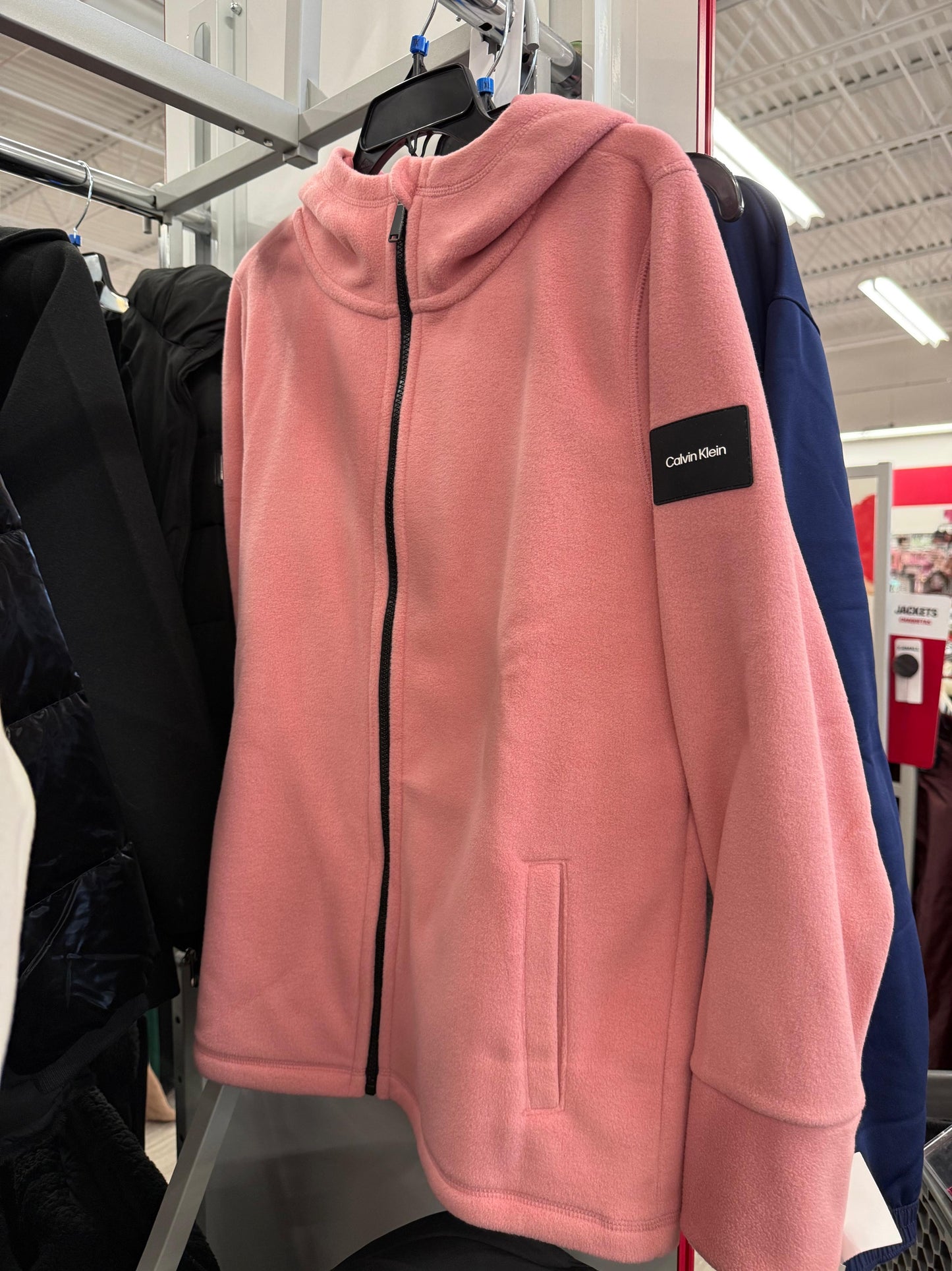 Chamarra Polar Calvin K ligera Fleece Rosa claro con capucha y placa de goma