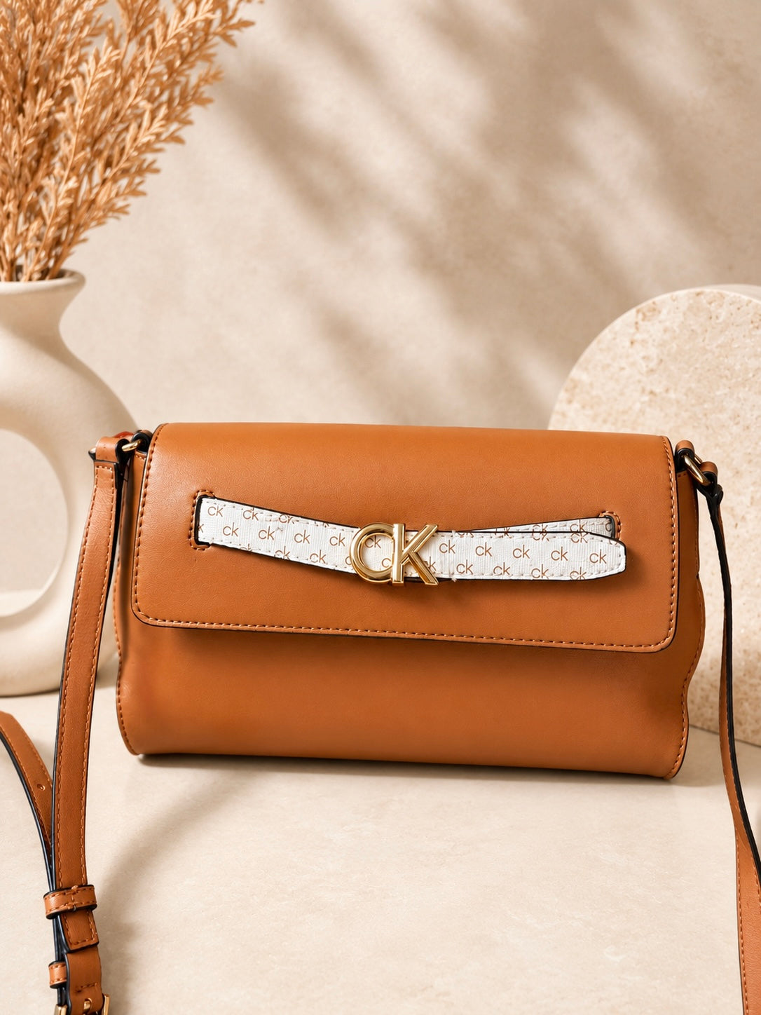 Crossbody Calvin K camel placa dorada