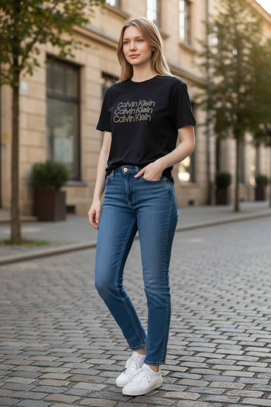 Playera Calvin k negra con letras doradas