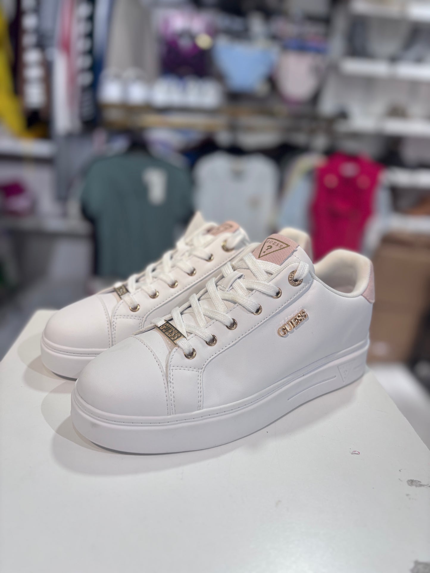 Tenis Guess blancos con detalles rosa claro