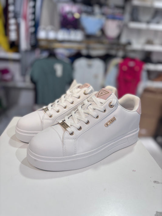 Tenis Guess blancos con detalles rosa claro