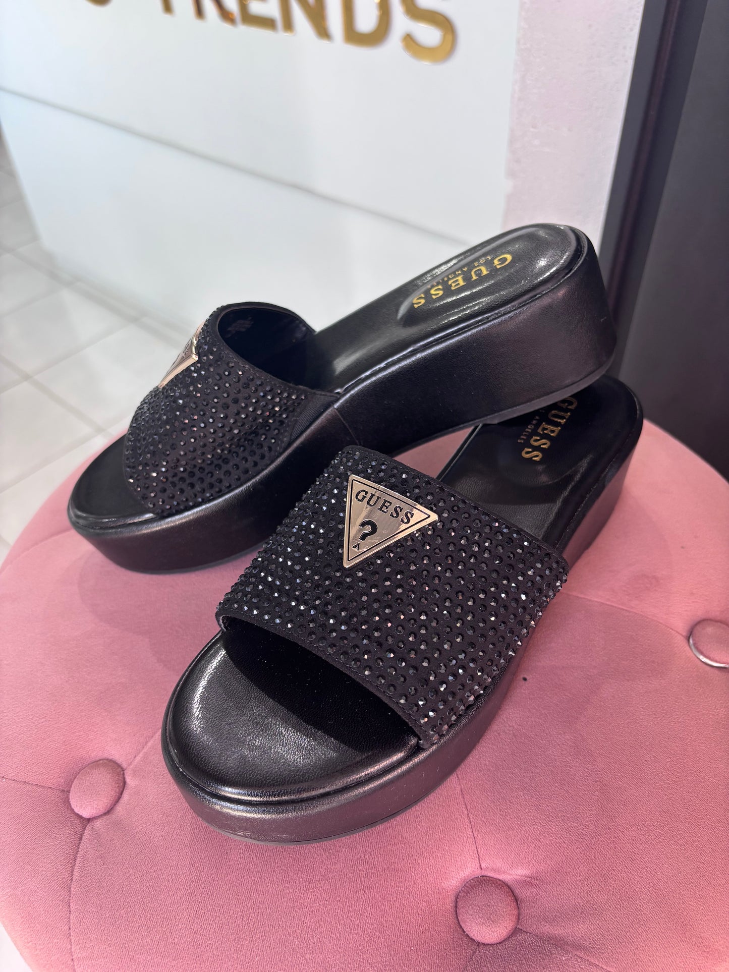 Sandalias Guess de plataforma y brillos