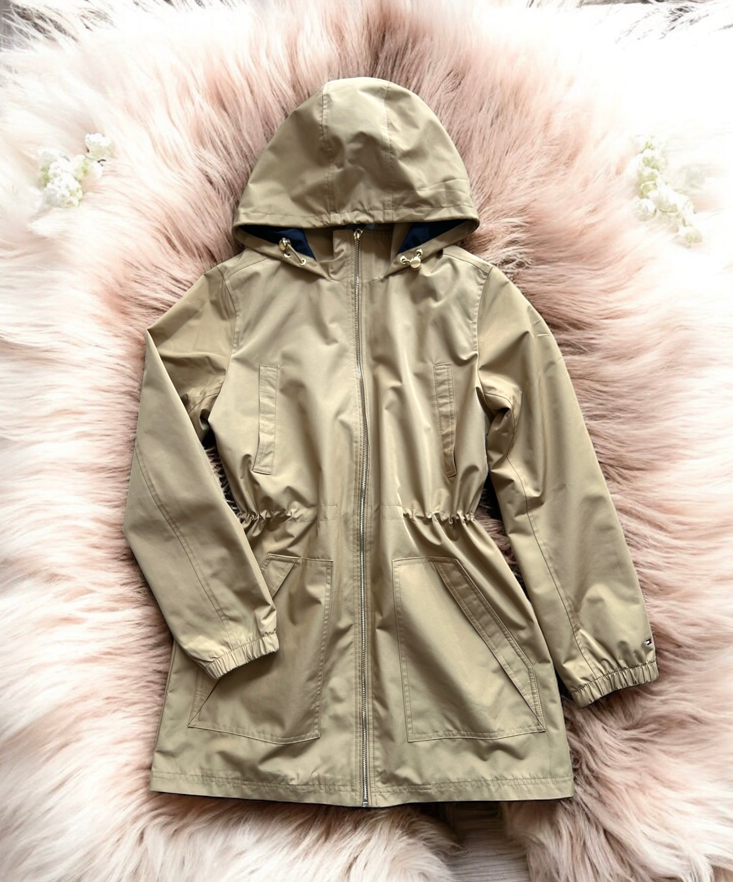 Rompevientos Tommy H camel con gorrito