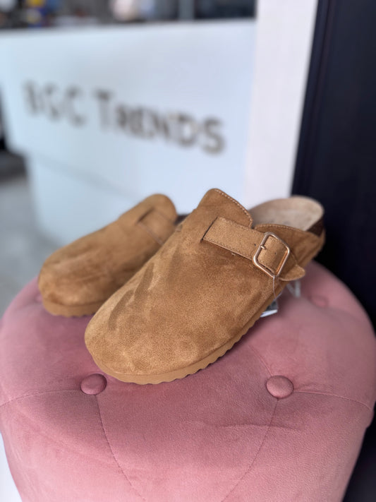 Zuecos Primark camel con hebilla